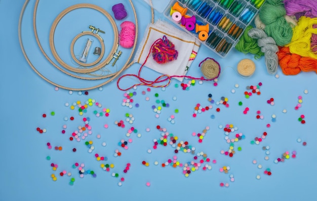 kolorowe nici i igły